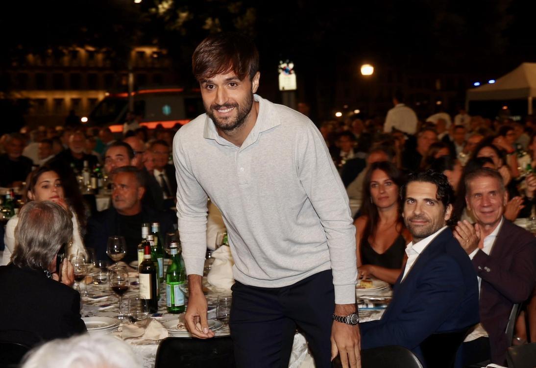 https://www.lanazione.it/image-service/view/acePublic/alias/contentid/Zjg0Y2JmY2QtYWVmMC00/0/torrino-doro-e-festa-cena-per-1-700-ospiti-premi-e-riconoscimenti-ale-capitan-ranieri.jpeg?f=1.90:1&w=1200