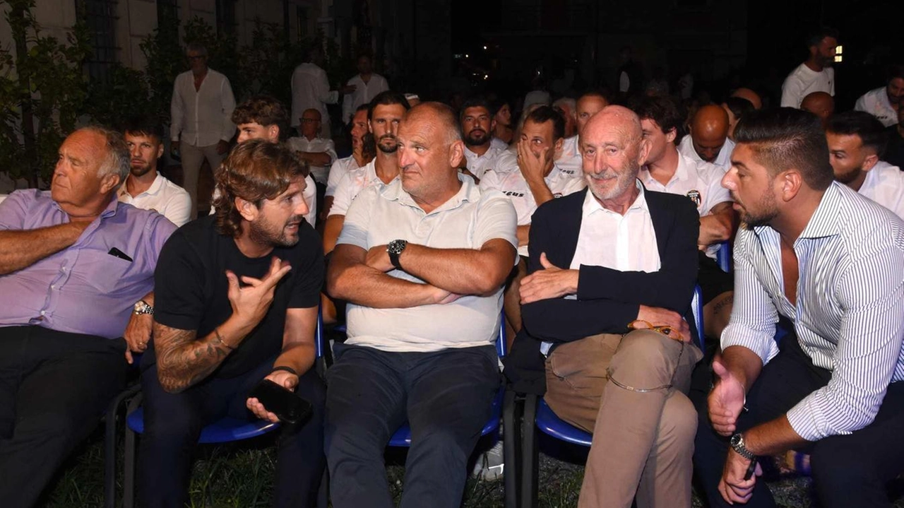 Clima da stadio a villa Paolina per la presentazione show . Clima da stadio a villa Paolina per la presentazione show .