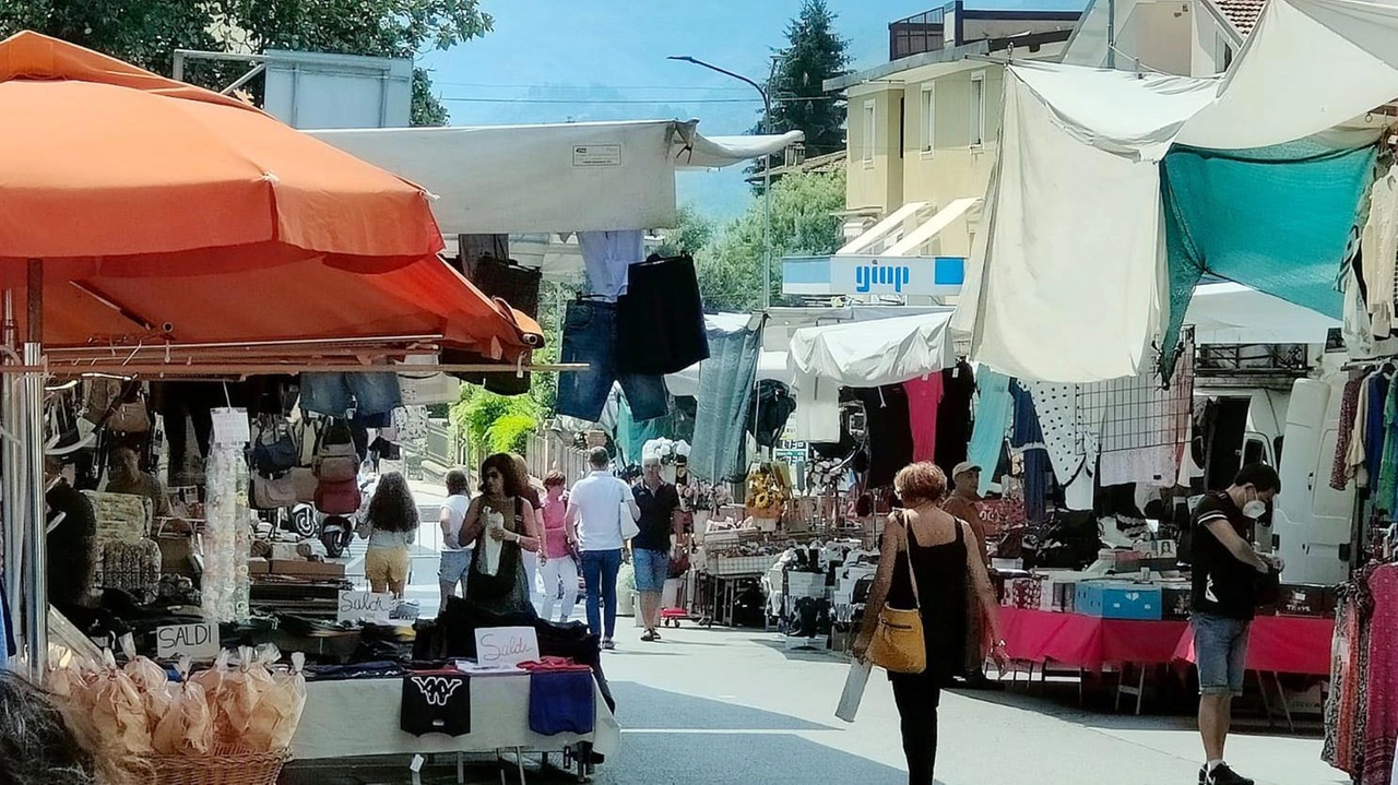 La secolare fiera di S. Maria e S. Rocco si tiene il 15 e 16 agosto, come da tradizione, si terrà a Barga Giardino La secolare fiera di S. Maria e S. Rocco si tiene il 15 e 16 agosto, come da tradizione, si terrà a Barga Giardino