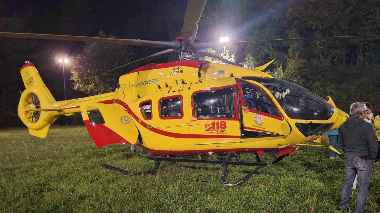 L’elicottero Grifo atterrato sul manto erboso del campo sportivo di Santa Maria.Quella di Calice è l’unica ’pista’ per l’atterraggio notturno in Val di Vara L’elicottero Grifo atterrato sul manto erboso del campo sportivo di Santa Maria.Quella di Calice è l’unica ’pista’ per l’atterraggio notturno in Val di Vara