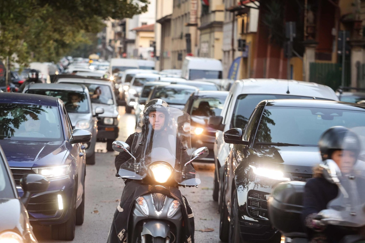 Lavori al ponte San Niccolò. Auto in tilt sul lungarno