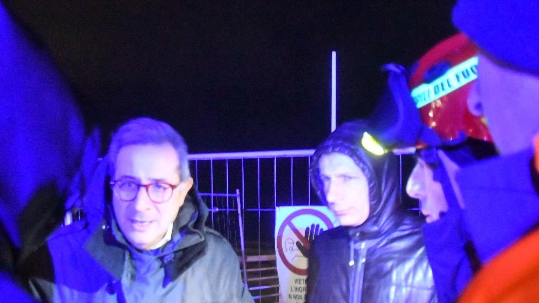 Alcune immagini della ’Guang Rong’ che è andata a sbattere contro il pontile di Marina di Massa. A sinistra, l’intervento del prefetto Guido Aprea (foto di Paola Nizza) Alcune immagini della ’Guang Rong’ che è andata a sbattere contro il pontile di Marina di Massa. A sinistra, l’intervento del prefetto Guido Aprea (foto di Paola Nizza)
