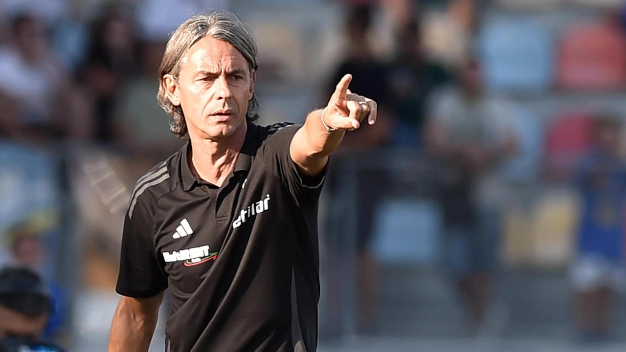 Il tecnico del Pisa, Filippi Inzaghi mentre dirige la propria squadra
