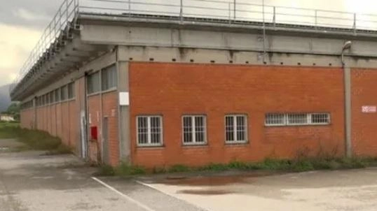 Il capannone di Salanetti che dovrà essere abbattuto per costruire il nuovo impianto Il capannone di Salanetti che dovrà essere abbattuto per costruire il nuovo impianto
