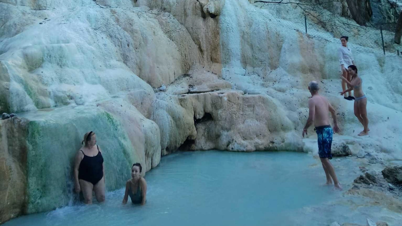 Per ora la pregiata area termale (Balena Bianca, Fosso Bianco) di Bagni San Filippo ha il libero accesso. Restano le rigorose norme contenute, con molte limitazioni, nell’ordinanza, sempre in vigore, emessa dall’ex sindaco Claudio Galletti Per ora la pregiata area termale (Balena Bianca, Fosso Bianco) di Bagni San Filippo ha il libero accesso. Restano le rigorose norme contenute, con molte limitazioni, nell’ordinanza, sempre in vigore, emessa dall’ex sindaco Claudio Galletti