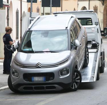 Firenze, va a riprendere l’auto rimossa e gli notificano 2.700 euro di multe Firenze, va a riprendere l’auto rimossa e gli notificano 2.700 euro di multe