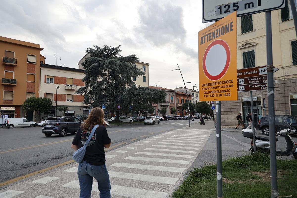 Via Benedetto Croce pedonale. Parte oggi la sperimentazione anti incidenti e code di fronte ai licei