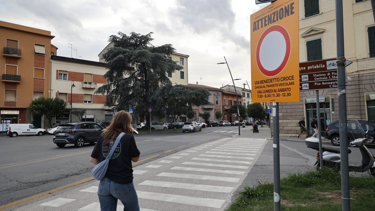 Cosa prevede l’ordinanza in vigore da oggi e per i prossimi 15 giorni. Stalli kiss&drive in Piazza Guerrazzi per chi accompagna il figlio in classe. Vigilanza della polizia municipale (foto di Enrico Mattia Del Punta) Cosa prevede l’ordinanza in vigore da oggi e per i prossimi 15 giorni. Stalli kiss&drive in Piazza Guerrazzi per chi accompagna il figlio in classe. Vigilanza della polizia municipale (foto di Enrico Mattia Del Punta)