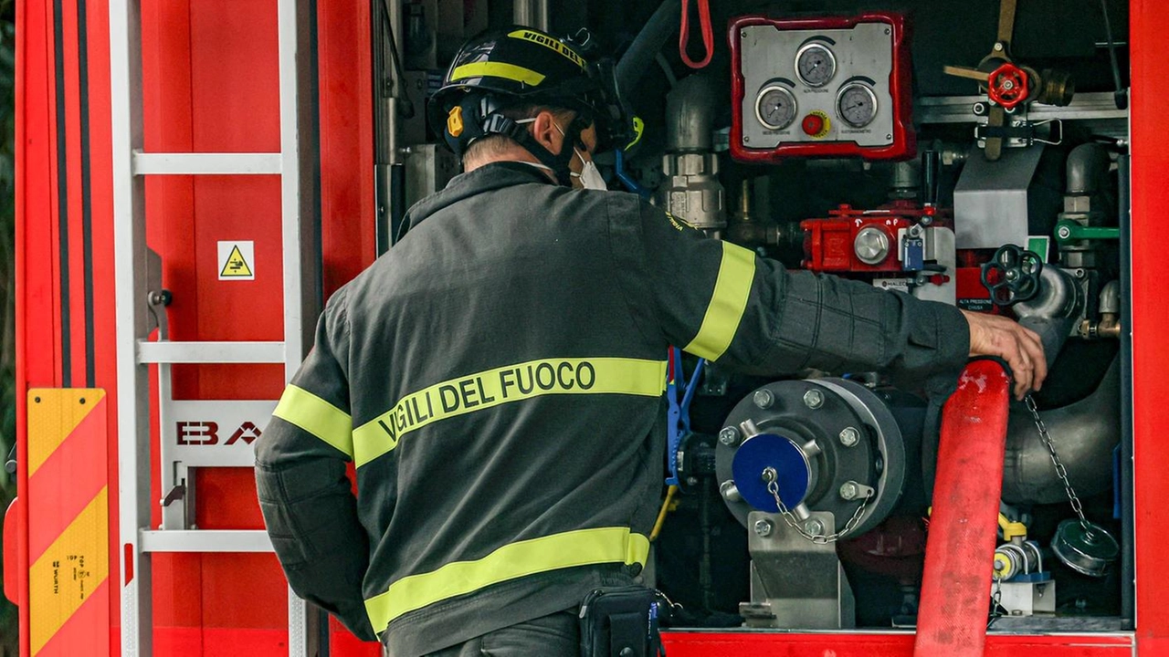 Vigili del fuoco in azione: molti gli interventi che eseguono ogni giorno sul territorio. La foto in questo caso è di repertorio Vigili del fuoco in azione: molti gli interventi che eseguono ogni giorno sul territorio. La foto in questo caso è di repertorio