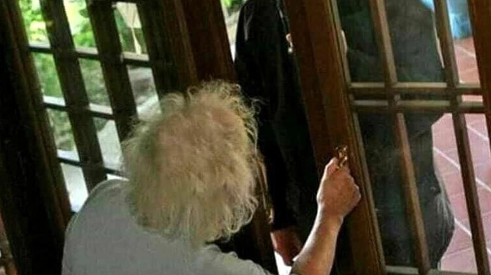 Un’anziana apre la porta a un malintenzionato (foto di repertorio) Un’anziana apre la porta a un malintenzionato (foto di repertorio)