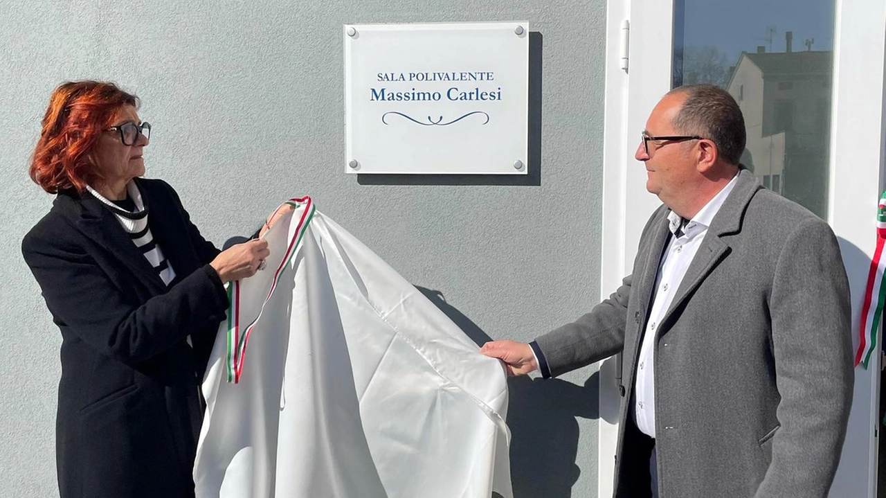 Manuela Mazzantini in Carlesi e Simone Vannini scoprono la targa per Massimo Manuela Mazzantini in Carlesi e Simone Vannini scoprono la targa per Massimo