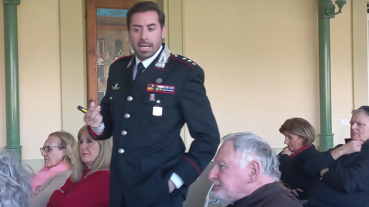 I carabinieri hanno organizzato diversi incontri in Versilia per informare gli anziani su come riconoscere un truffatore I carabinieri hanno organizzato diversi incontri in Versilia per informare gli anziani su come riconoscere un truffatore
