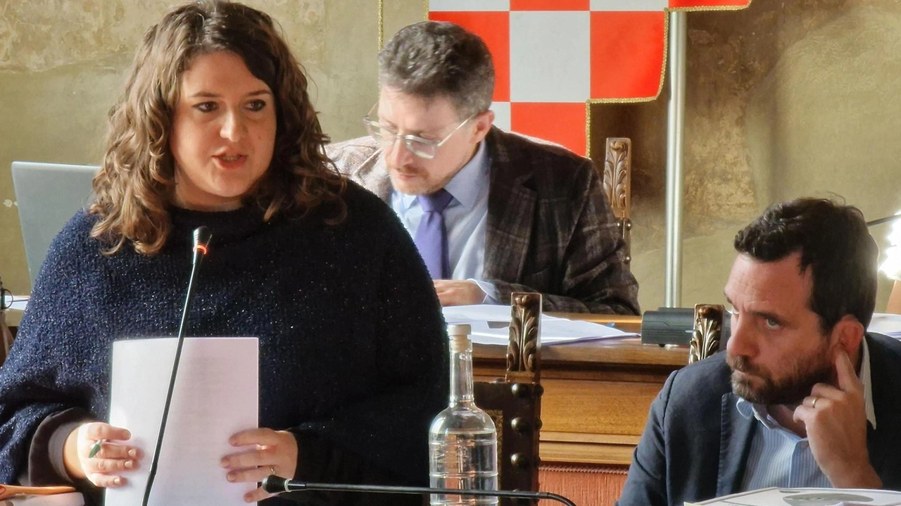 L’assessore al Bilancio, Margherita Semplici, insieme al sindaco Alessandro Tomasi durante un consiglio comunale (foto d’archivio) L’assessore al Bilancio, Margherita Semplici, insieme al sindaco Alessandro Tomasi durante un consiglio comunale (foto d’archivio)