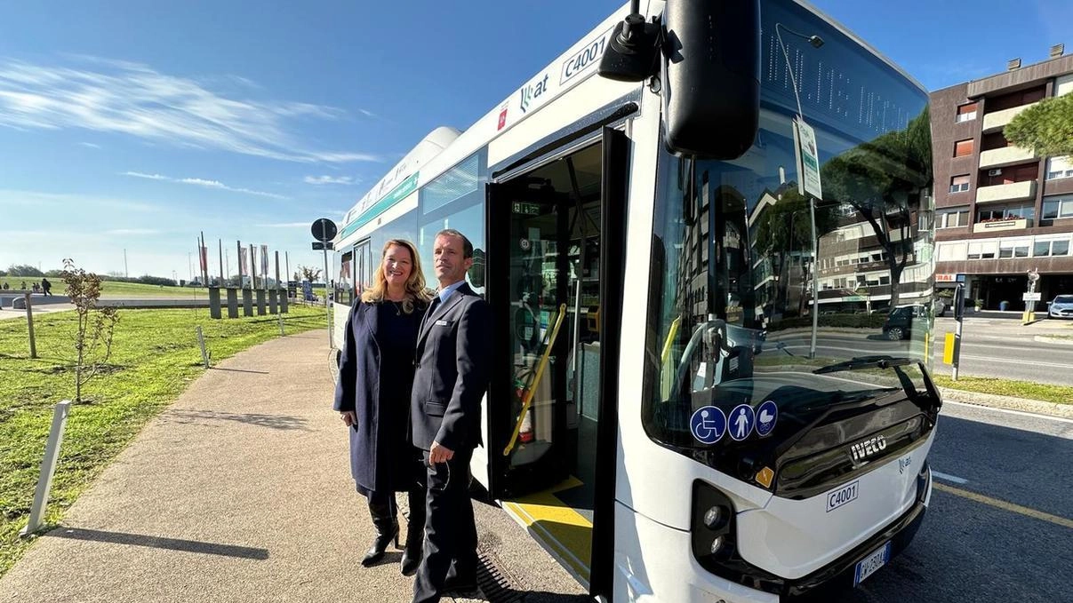 La sindaca Ilaria Bugetti. insieme all’autista del bus completamente elettrico, che ha debuttato in questi giorni sulle strade pratesi La sindaca Ilaria Bugetti. insieme all’autista del bus completamente elettrico, che ha debuttato in questi giorni sulle strade pratesi