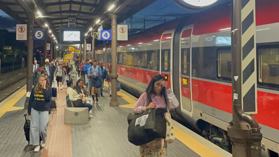 Passeggeri in discesa dal Frecciarossa Roma-Arezzo Passeggeri in discesa dal Frecciarossa Roma-Arezzo