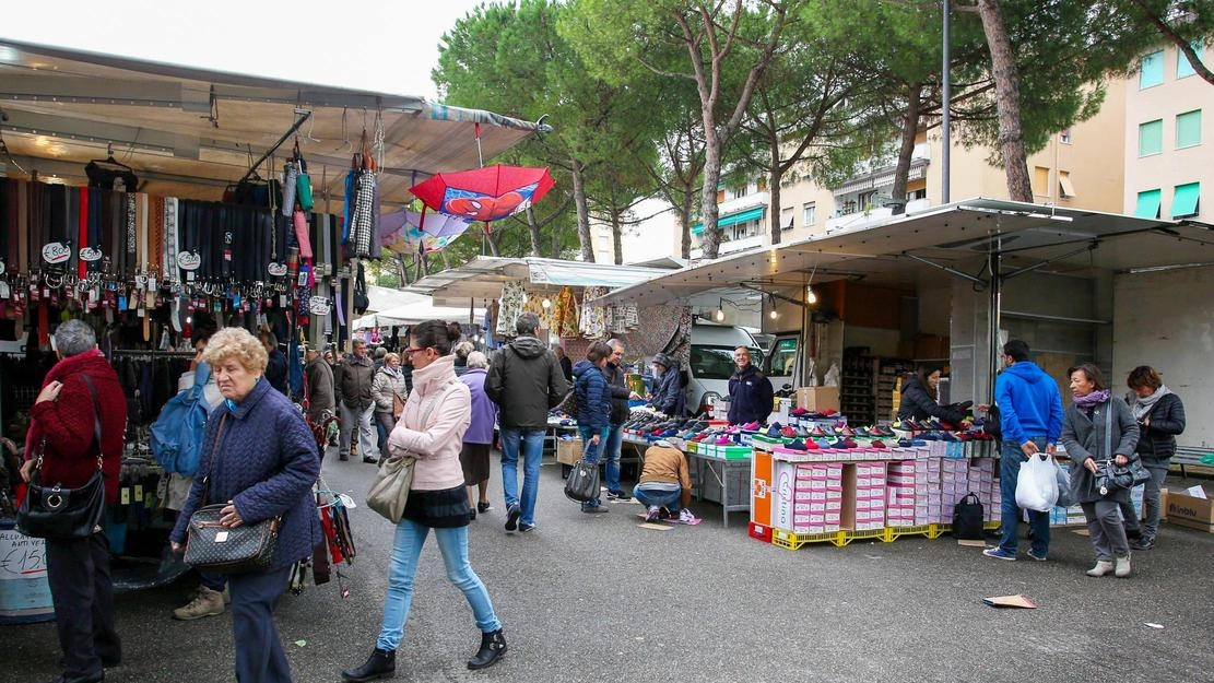 Il progetto in piazza Togliatti prevede un punto raccolta attrezzato per. i rifiuti prodotti dal mercato del sabato e da quelli rionali (FotocronacheGermogli)