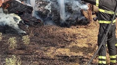 Fiamme sulla Superstrada, rotoballe distrutte