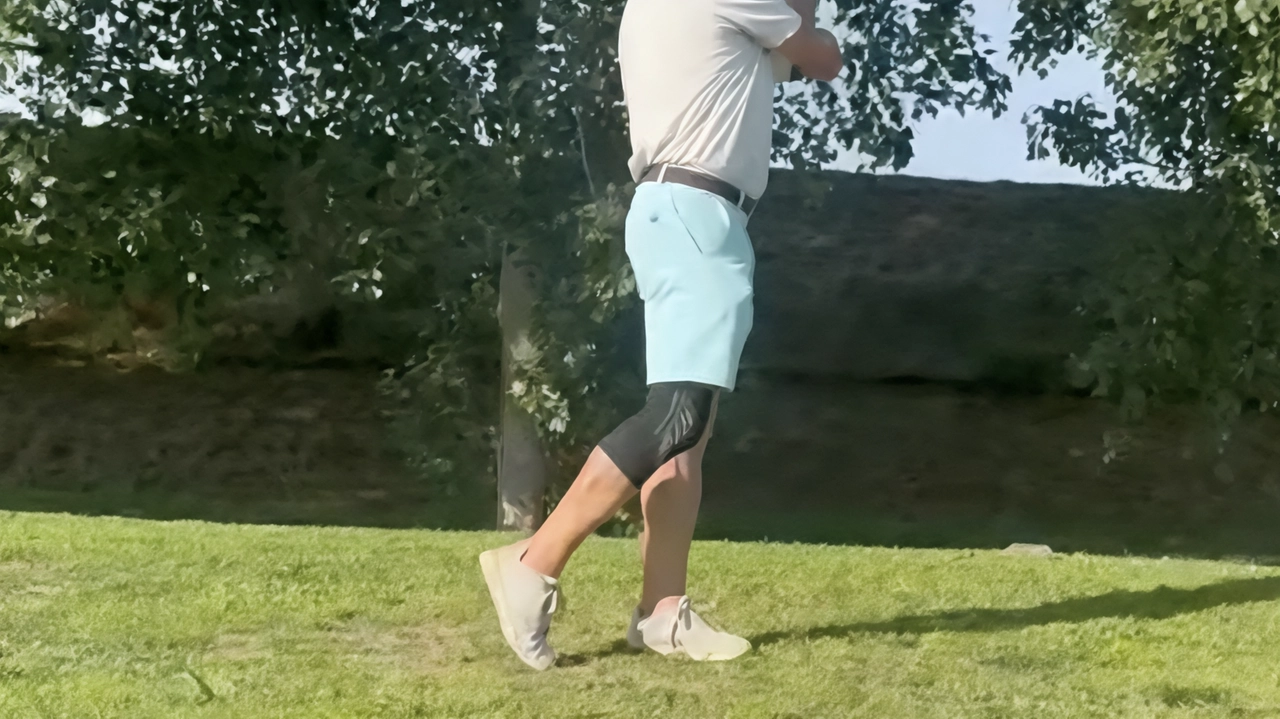 Un giocatore osserva il proprio tee shot al Golf Montelupo