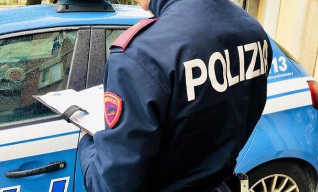 Firenze, ruba la bici a una donna per sfuggire alla polizia