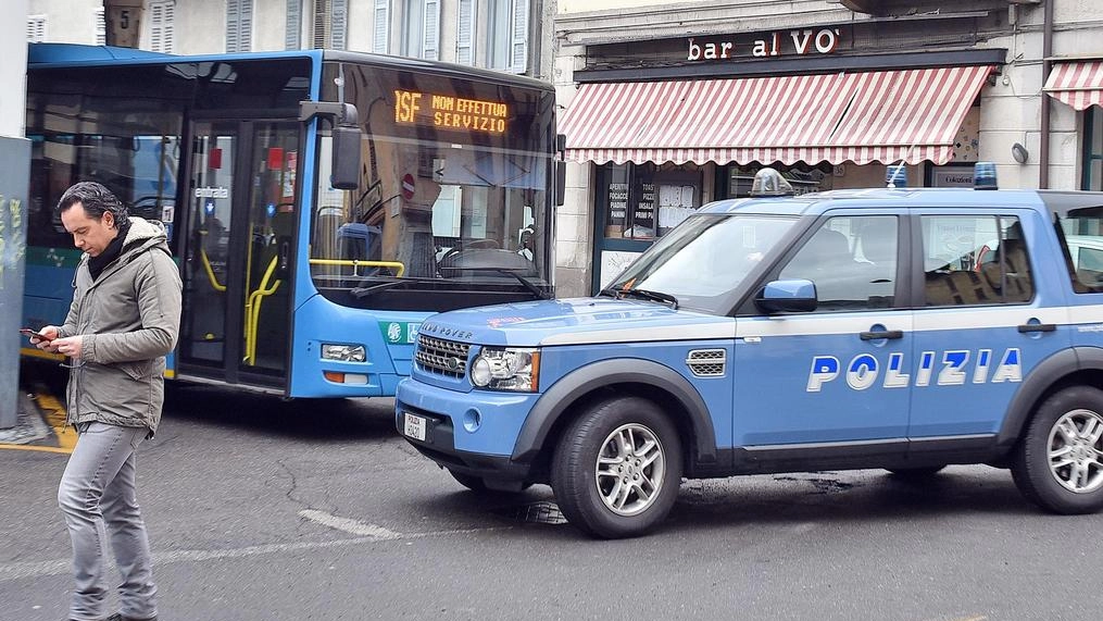 Agenti della polizia. mentre effettuano un controllo: il loro supporto è stato prezioso, ma non può bastare (foto d’archivio) Agenti della polizia. mentre effettuano un controllo: il loro supporto è stato prezioso, ma non può bastare (foto d’archivio)