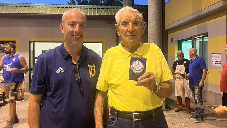 Da sinistra, il presidente dell’Intercomunale Beverino Nicola Carraresi e lo storico tifoso di 97 anni Gio Batta Orsetti Da sinistra, il presidente dell’Intercomunale Beverino Nicola Carraresi e lo storico tifoso di 97 anni Gio Batta Orsetti