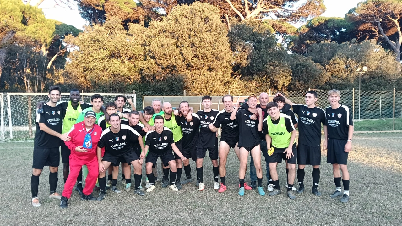 Il Pisa Ovest festeggia la vittoria Il Pisa Ovest festeggia la vittoria