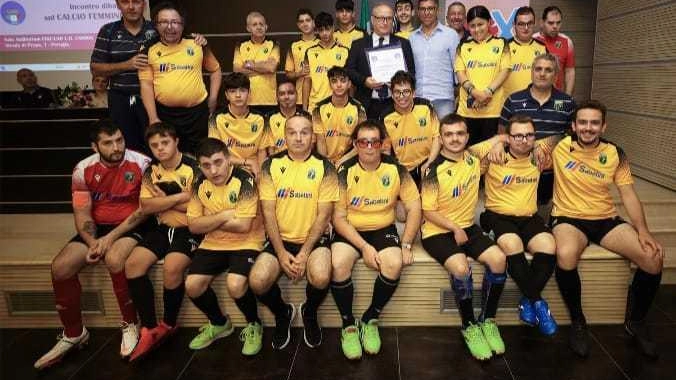 Squadra di ragazzi e ragazze diversamente abili impegnata a “difendere“ la partitella settimanale del sabato Squadra di ragazzi e ragazze diversamente abili impegnata a “difendere“ la partitella settimanale del sabato