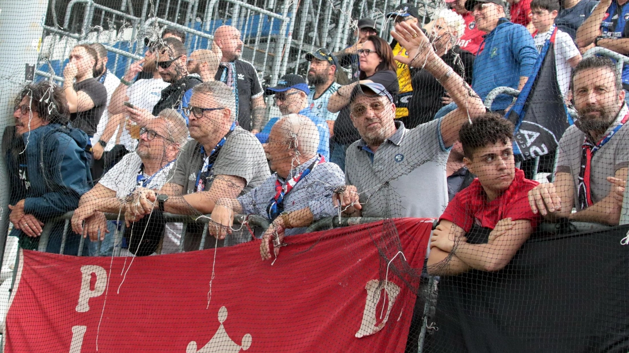 Frosinone sfida il Pisa per la promozione in Serie A: Bianco punta al dominio del gioco