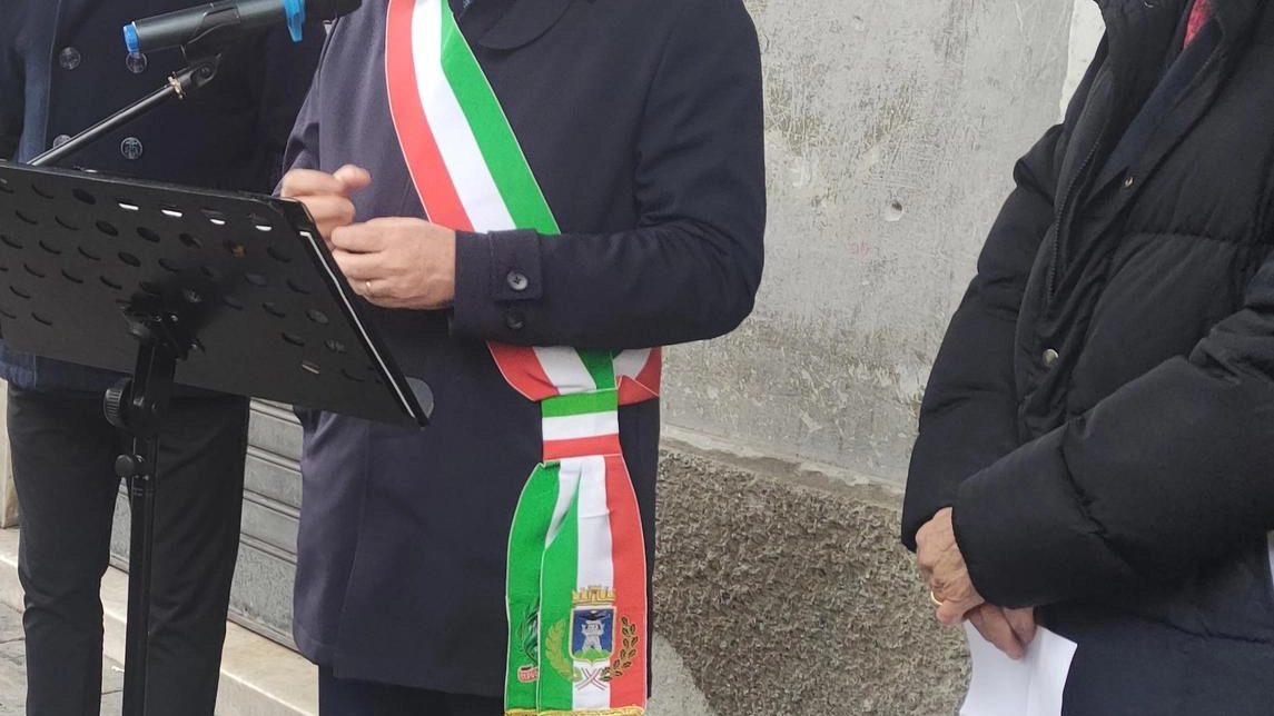 Una targa in memoria di Renzo Fregoso è stata scoperta in ieri sulla facciata del palazzo di via Roma 160... Una targa in memoria di Renzo Fregoso è stata scoperta in ieri sulla facciata del palazzo di via Roma 160...