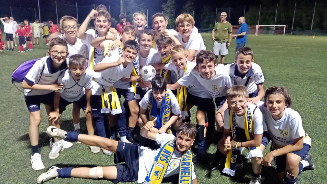 I gialloblù di Martini battono 2-1 la Settignanese con le reti di Paoli e Taiuti. Miglior giocatore del torneo è Lodi. La Coppa Fair Play al Settimello . . I gialloblù di Martini battono 2-1 la Settignanese con le reti di Paoli e Taiuti. Miglior giocatore del torneo è Lodi. La Coppa Fair Play al Settimello . .