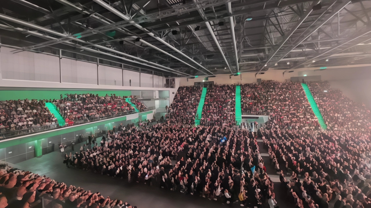L’artista: "Una serata fantastica, vi amo tutti". Michele Rossi dell’organizzazione: "Malori e una caduta, nel complesso un gran successo" L’artista: "Una serata fantastica, vi amo tutti". Michele Rossi dell’organizzazione: "Malori e una caduta, nel complesso un gran successo"