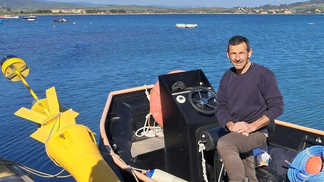 La boa con intelligenza artificiale poco prima di essere trasportata in mezzo al mare per l’attività di monitoraggio