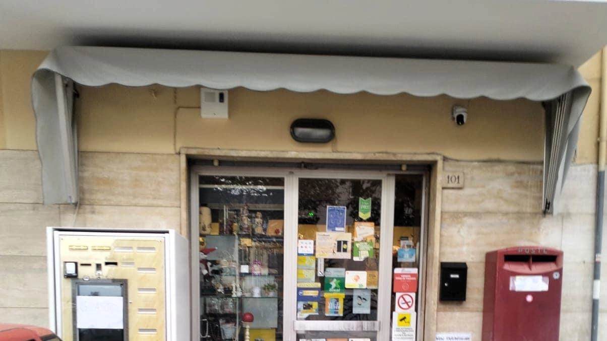La tabaccheria di Case Bruciate visitata dai ladri nella notte tra venerdì e sabato: nel mirino il distributore delle sigarette (Foto tratta da Facebook) La tabaccheria di Case Bruciate visitata dai ladri nella notte tra venerdì e sabato: nel mirino il distributore delle sigarette (Foto tratta da Facebook)