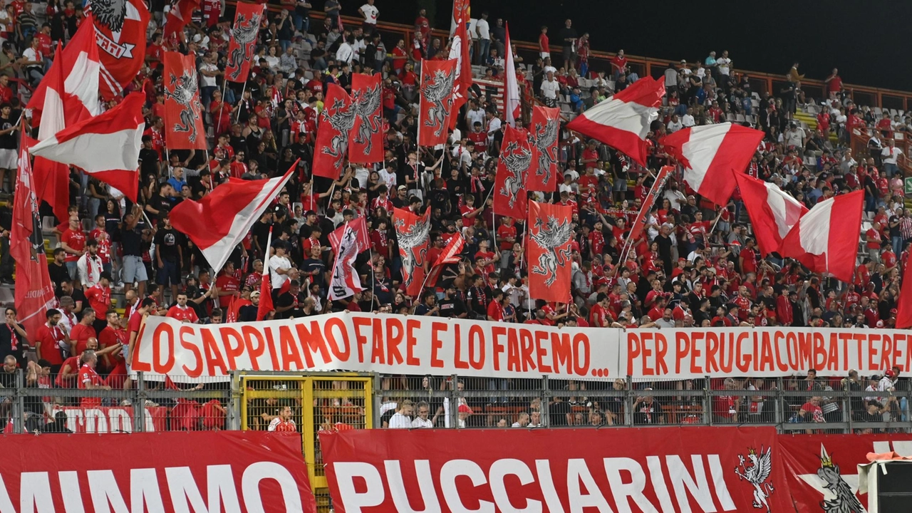 Tutti al Curi. I tifosi chiamano i tifosi. I gruppi della curva Nord hanno affisso in tutti i punti strategici...