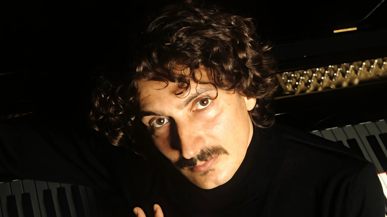 Sergio Cammariere. , conosciuto per il suo stile inconfondibile, che fonde jazz, canzone d’autore e suggestioni mediterranee Sergio Cammariere. , conosciuto per il suo stile inconfondibile, che fonde jazz, canzone d’autore e suggestioni mediterranee