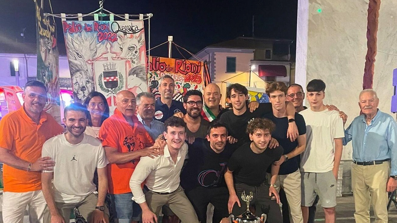 Il rione col sindaco Romiti e. il presidente di Mutua Banca Alta Toscana Spini Il rione col sindaco Romiti e. il presidente di Mutua Banca Alta Toscana Spini