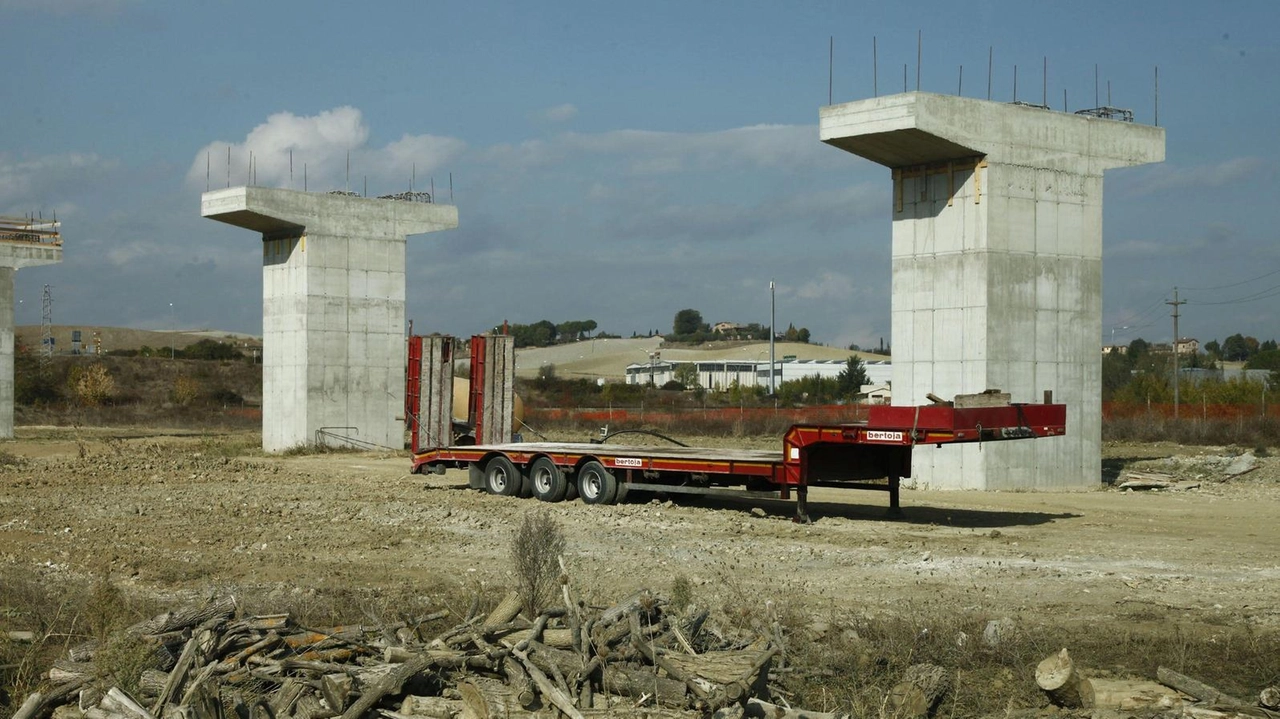 I piloni dei cantieri incompiuti sulla Cassia. Il progetto riparte a fine anno