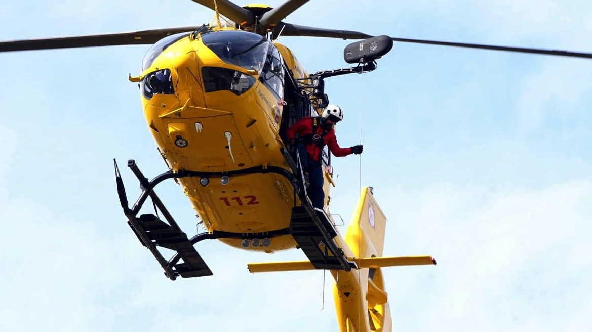 In elicottero il trasferimento dell’uomo all’ospedale Santa Maria della Misericordia di Perugia In elicottero il trasferimento dell’uomo all’ospedale Santa Maria della Misericordia di Perugia