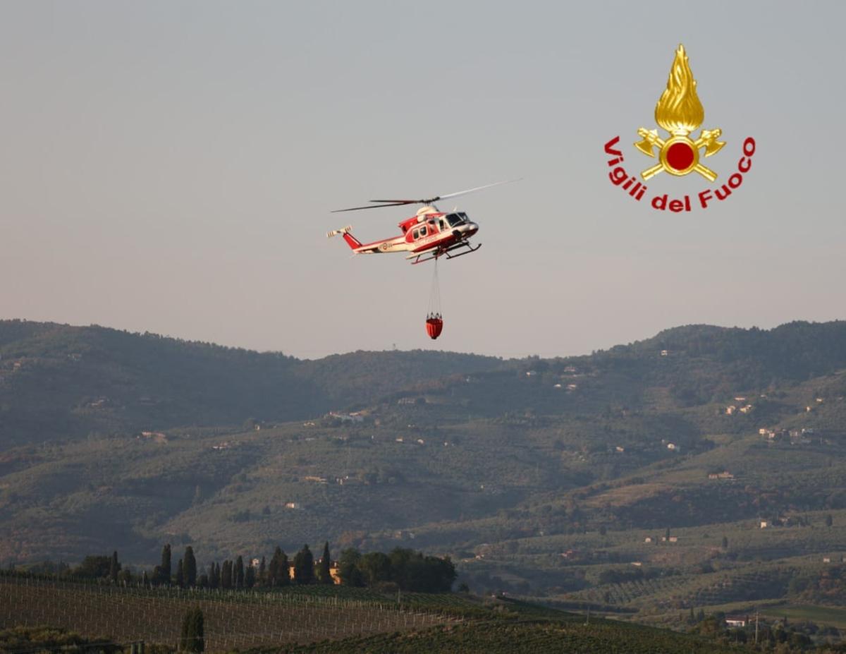 Vinci, sterpaglie a fuoco: le fiamme giungono vicino alle case Vinci, sterpaglie a fuoco: le fiamme giungono vicino alle case