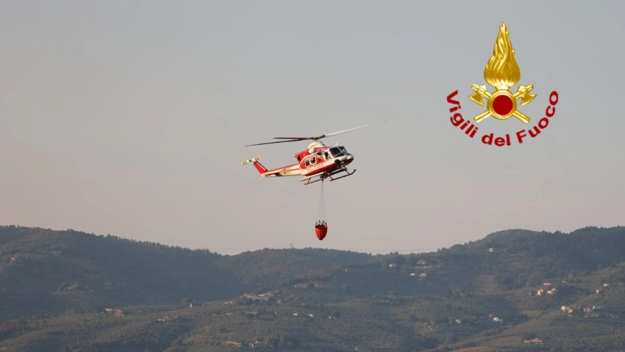 Vinci, sterpaglie a fuoco: le fiamme giungono vicino alle case