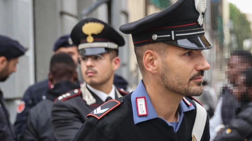Era stato segnalato da una donna incuriosita dal suo atteggiamento insolito Era stato segnalato da una donna incuriosita dal suo atteggiamento insolito