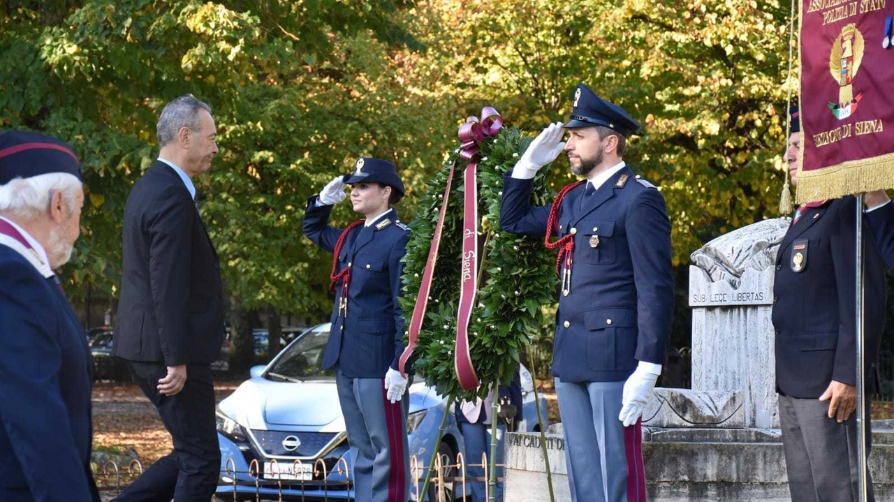 La cerimonia si è svolta al Cippo dei giardini della Lizza alla presenza dell Anps