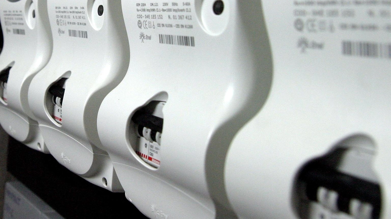 Con l'aumento dei prezzi dell'energia, l'uso di condizionatori e ventilatori incide sulle bollette dei consumatori. Con l'aumento dei prezzi dell'energia, l'uso di condizionatori e ventilatori incide sulle bollette dei consumatori.