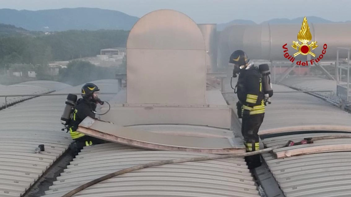 squadre dei vigili del fuoco sono arrivate da. comando provinciale di Lucca, ma anche di Pistoia, Livorno e Firenze