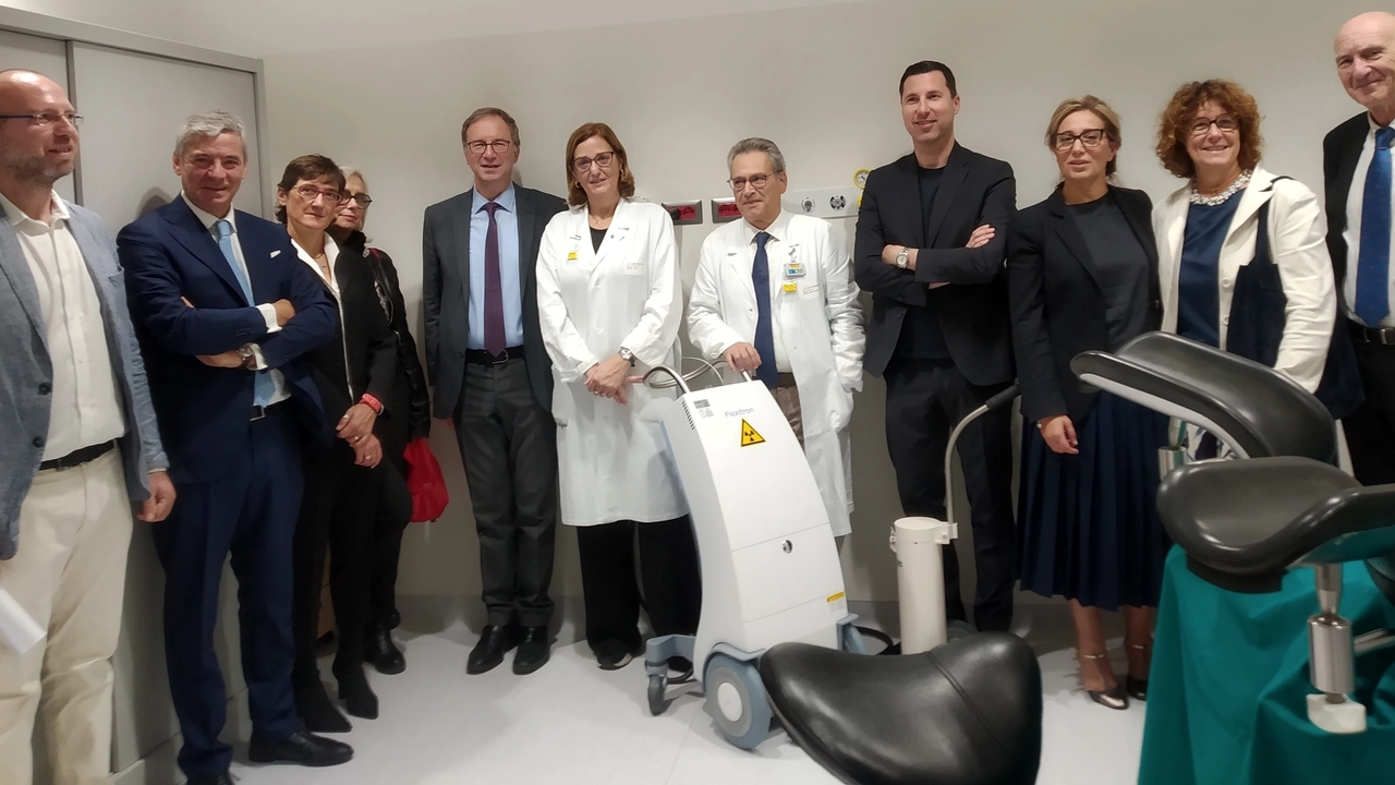 La presentazione dell’apparecchio per la brachiterapia donato da Fondazione Carispezia alla Struttura complessa di radiologia dell’Assl 5 spezzina La presentazione dell’apparecchio per la brachiterapia donato da Fondazione Carispezia alla Struttura complessa di radiologia dell’Assl 5 spezzina