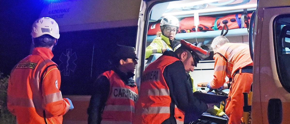 Auto contro un pilone. Due ragazzi in ospedale
