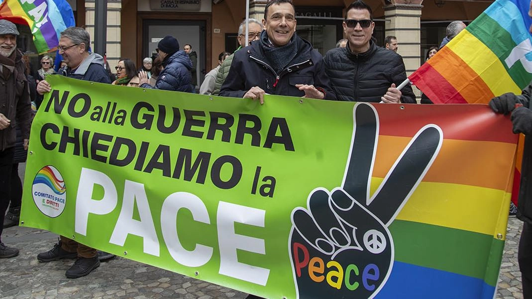 La rete Pace e Disarmo invita alla creazione di un "Mandala della Pace" in piazza Europa domani alle 18. Laboratorio di colorazione del sale oggi dalle 15 alle 18. Iniziativa con patrocinio dei Comuni e conduzione dell'artista Tiziana Tacconi. Presidio di lunedì 9 settembre spostato al 16 settembre. La rete Pace e Disarmo invita alla creazione di un "Mandala della Pace" in piazza Europa domani alle 18. Laboratorio di colorazione del sale oggi dalle 15 alle 18. Iniziativa con patrocinio dei Comuni e conduzione dell'artista Tiziana Tacconi. Presidio di lunedì 9 settembre spostato al 16 settembre.