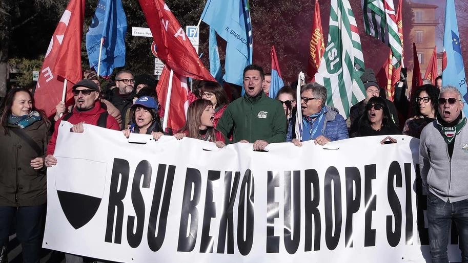 Manifestazione in centro storico dei 299 lavoratori: accanto a loro i familiari e tanti ex dipendenti. In prima linea anche rappresentanti delle istituzioni, parlamentari e politici di vari schieramenti: "Il sito di Siena resti industriale". Manifestazione in centro storico dei 299 lavoratori: accanto a loro i familiari e tanti ex dipendenti. In prima linea anche rappresentanti delle istituzioni, parlamentari e politici di vari schieramenti: "Il sito di Siena resti industriale".