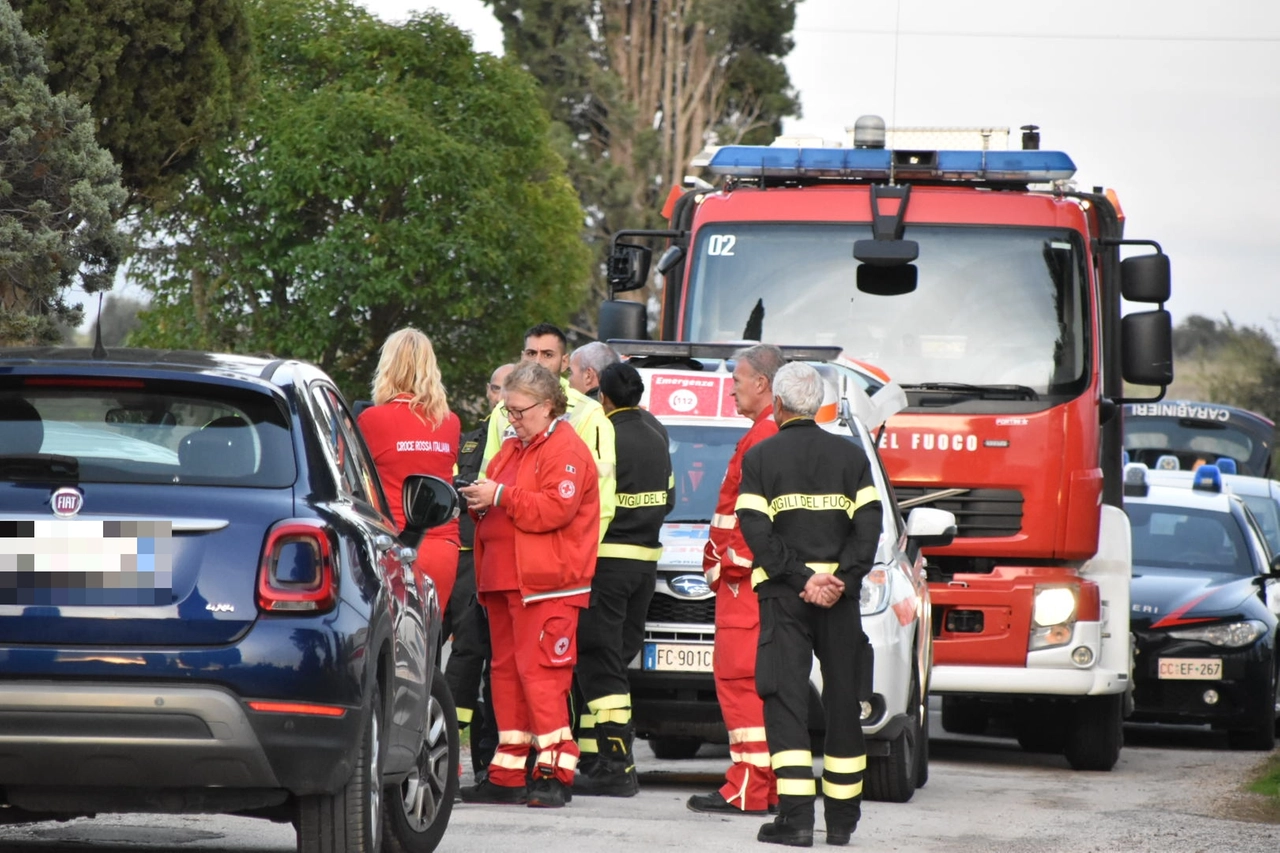 Morti San doSoccorritori e forze dell'ordine davanti alla casa dove sono stati trovati morti madre e figlio (Foto Aprili)nato