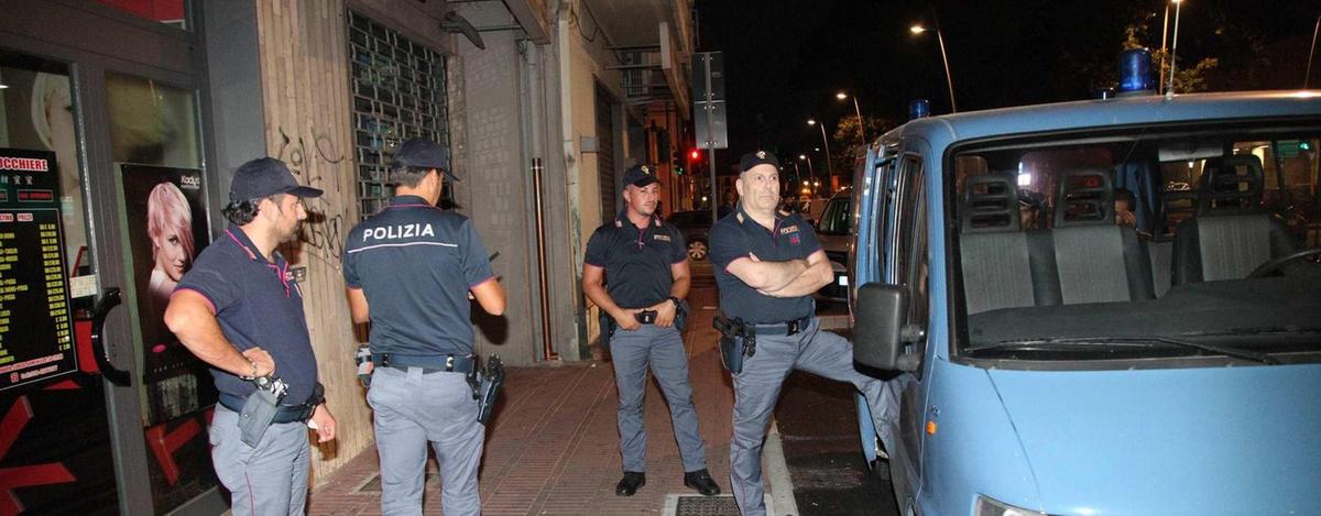 aggressione in passeggiata un banda armata di bastoni si scaglia contro due stranieri